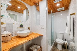 Combined shower/tub, hair dryer, towels