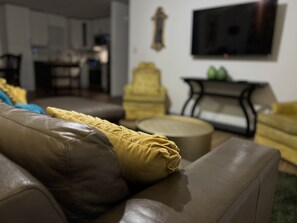 Smart TV - A One Level, 4BR Delite Amazing Great Room (Indianapolis)