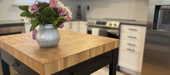 A One Level, 4BR Delite Amazing Great Room