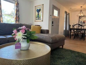 Smart TV - A One Level, 4BR Delite Amazing Great Room (Indianapolis)