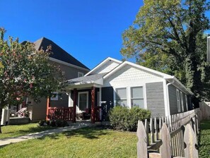 Exterior - A One Level, 4BR Delite Amazing Great Room (Indianapolis)