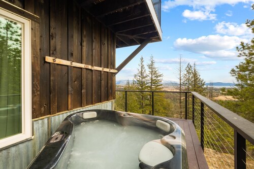 Escape to Serenity: Lookout Tower with Hot Tub, near Schweitzer and Pet-Friendly