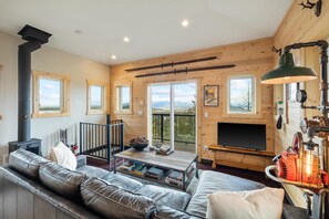 Smart-TV, Kamin, Bücher, Musikbibliothek