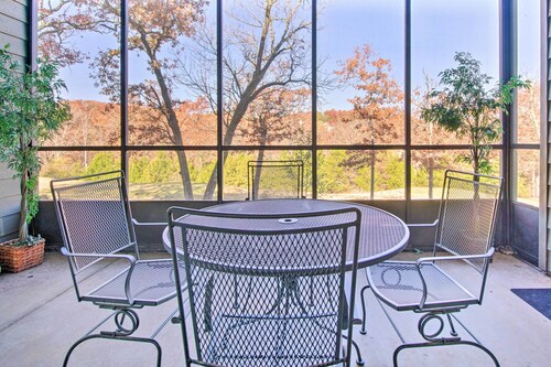 Cozy Condo w/ Nature Views: Branson Getaway