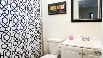 Duschwanne, Haartrockner, Handtücher, Seife