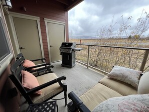 Terrace/patio - Mountain getaway on Granby Ranch! nearby hiking, skiing, endless scenic views! (Granby)