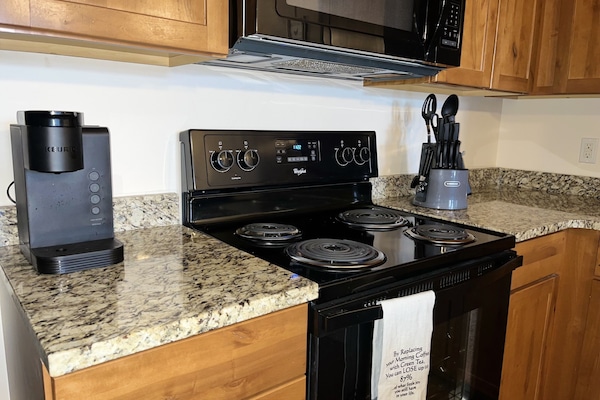 Frigorifero, microonde, forno, piano cottura