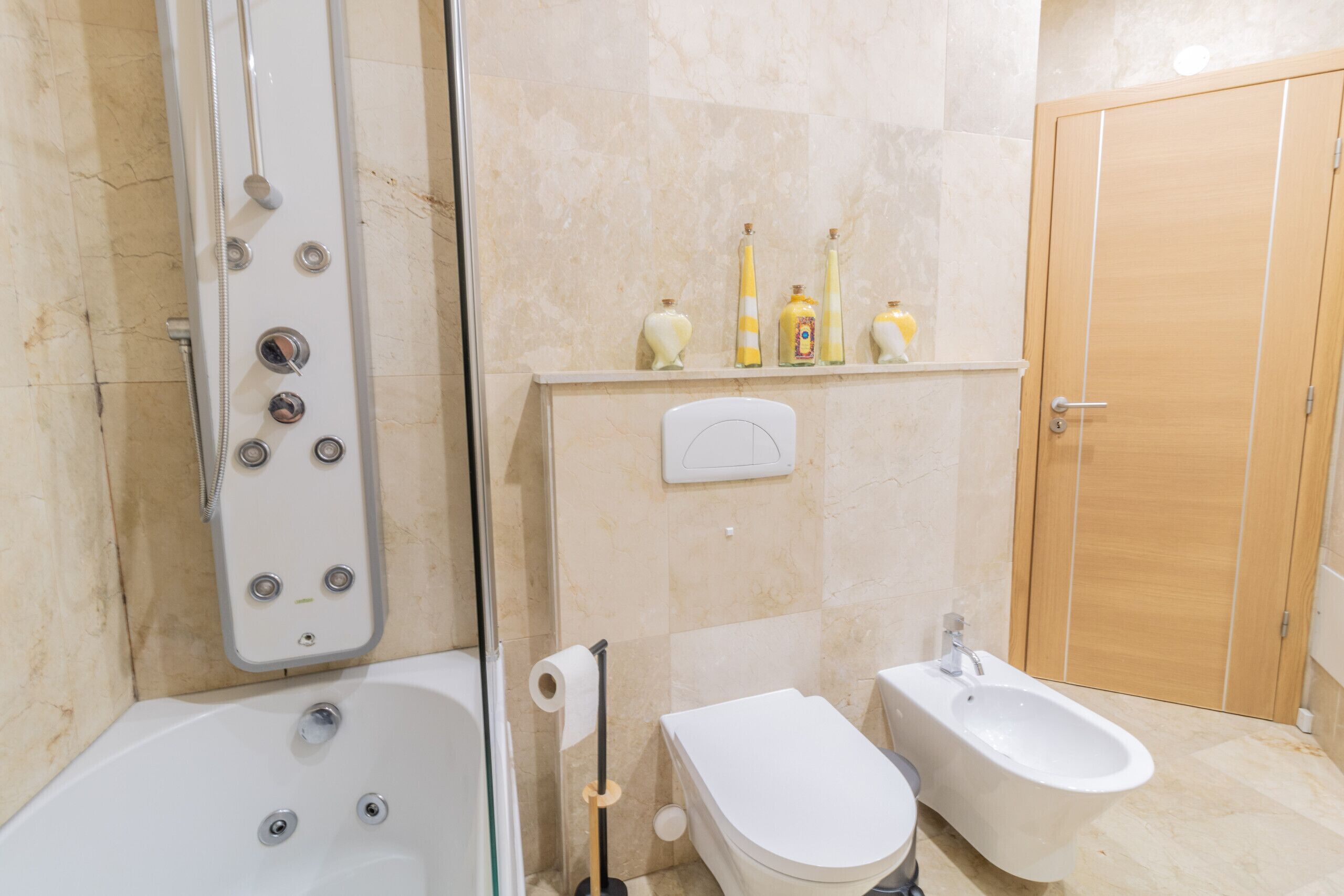 Vasca, asciugacapelli, asciugamani, sapone