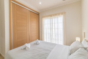 2 quartos, ferros/tábuas de passar roupa, Wi-Fi de cortesia