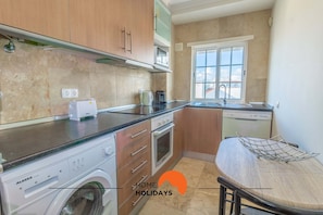 Een koelkast, een magnetron, een oven, een kookplaat