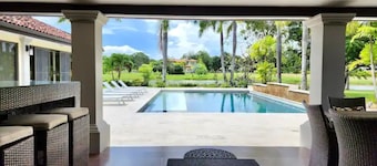 Luxury 4BR Villa + Guesthouse & Pool @Buenaventura