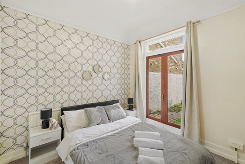 Spacious 5-bed Townhouse-parking-wifi