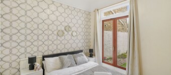 Spacious 5-bed Townhouse-parking-wifi