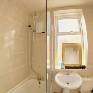 Bathroom - Places to Stay in Newcastle Upon Tyne (Newcastle-upon-Tyne)