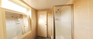 Bathroom shower - Places to Stay in Newcastle Upon Tyne (Newcastle-upon-Tyne)