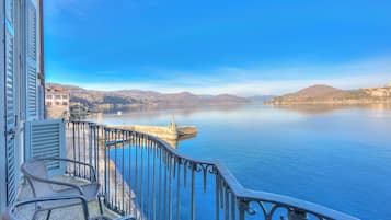 Honeymoon Apartment, 2 Bedrooms, 2 Bathrooms, Lakeside (La Dolce Vita Pied dans L' Eau) | Balcony