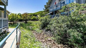 Ett bostadsområde med ett hus som har en balkong och en gångstig av sten.