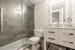 Apartment, 1 Bedroom, Patio, Garden View | Bathroom | Free toiletries, towels, shampoo
