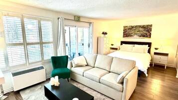 Apartment, 1 Bedroom, Patio, Garden View | Living area