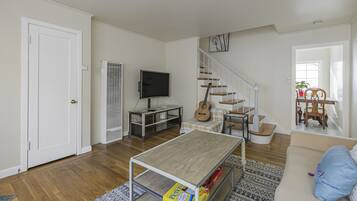 House, 4 Bedrooms, Balcony, City View | Living room