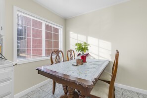 House, 4 Bedrooms, Balcony, City View | Dining - 3 BD 2 Bath House, Walkable To Bart, Free Parking, Views (Daly City)