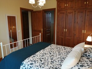 3 dormitorios, tabla de planchar con plancha, wifi gratis y ropa de cama