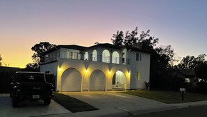 Une maison à deux étages avec un garage et une allée.