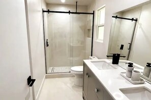 Een douche, een haardroger, handdoeken, zeep