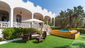 A patio with artificial grass, wicker furniture, and a wooden pool. - 2929 Villa Garden Rose by Barbarhouse (Porto Cesareo)