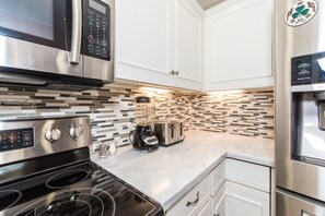 Casa, 3 habitaciones | Cocina privada | Parrilla de estufa y utensilios de cocina 