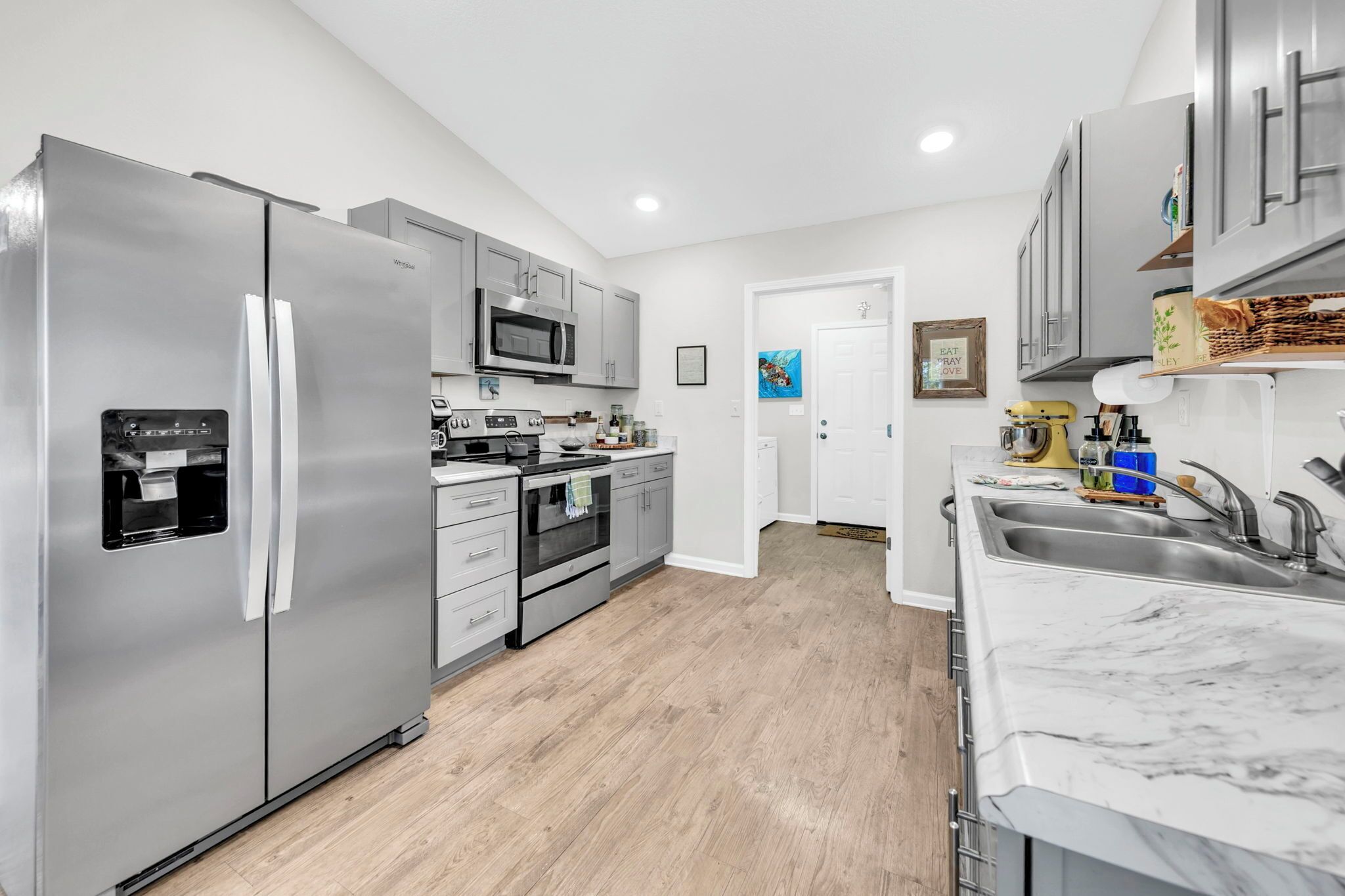 Refrigerador, microondas, horno y parrilla de estufa 