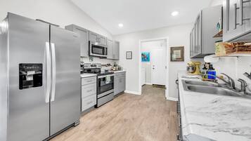 Kühlschrank, Mikrowelle, Ofen, Herdplatte