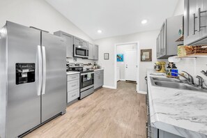 Geladeira, micro-ondas, fogão, cooktop