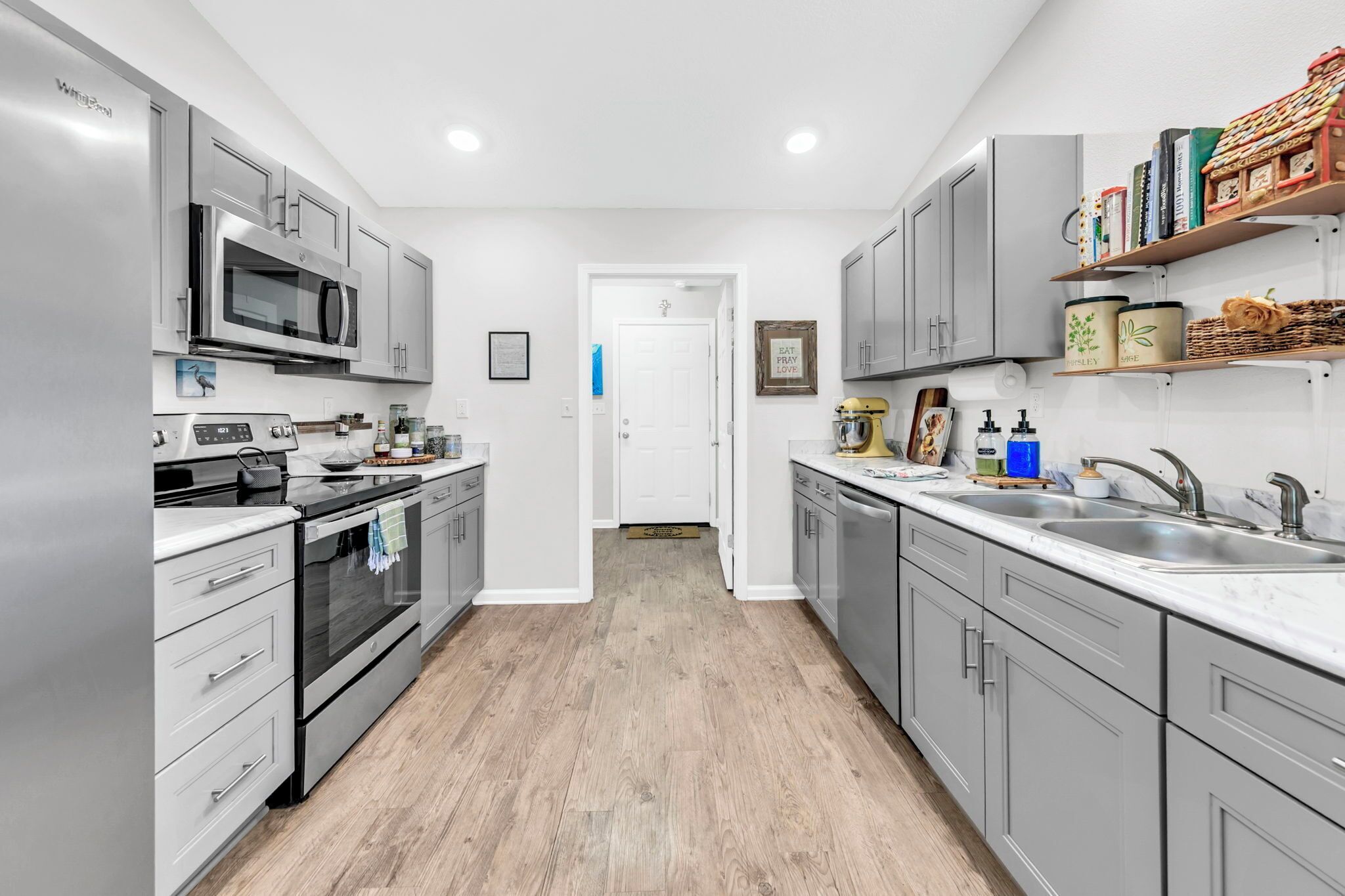 Refrigerador, microondas, horno y parrilla de estufa 