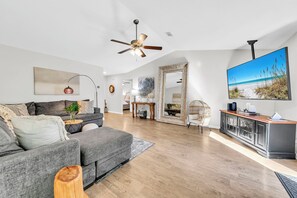 Smart-TV, bøker og stereoanlegg