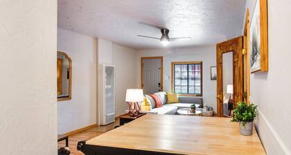 Steps to Main Street! Cozy Red River Getaway