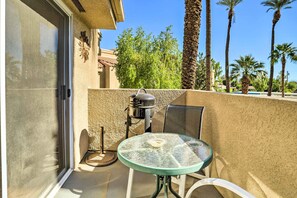 Outdoor dining - Steps to Pool & Spa: Palm Desert Condo (Palm Desert)