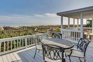 Outdoor dining - Beachfront Florida Getaway w/ Furnished Deck! (Fernandina Beach)