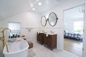 Combined shower/bathtub, hair dryer, towels, soap