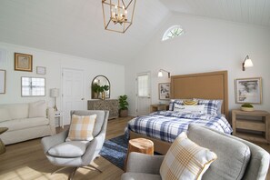 4 bedrooms, desk, WiFi, bed sheets