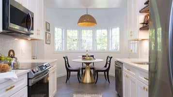 Kylskåp, mikrovågsugn, ugn och spishäll