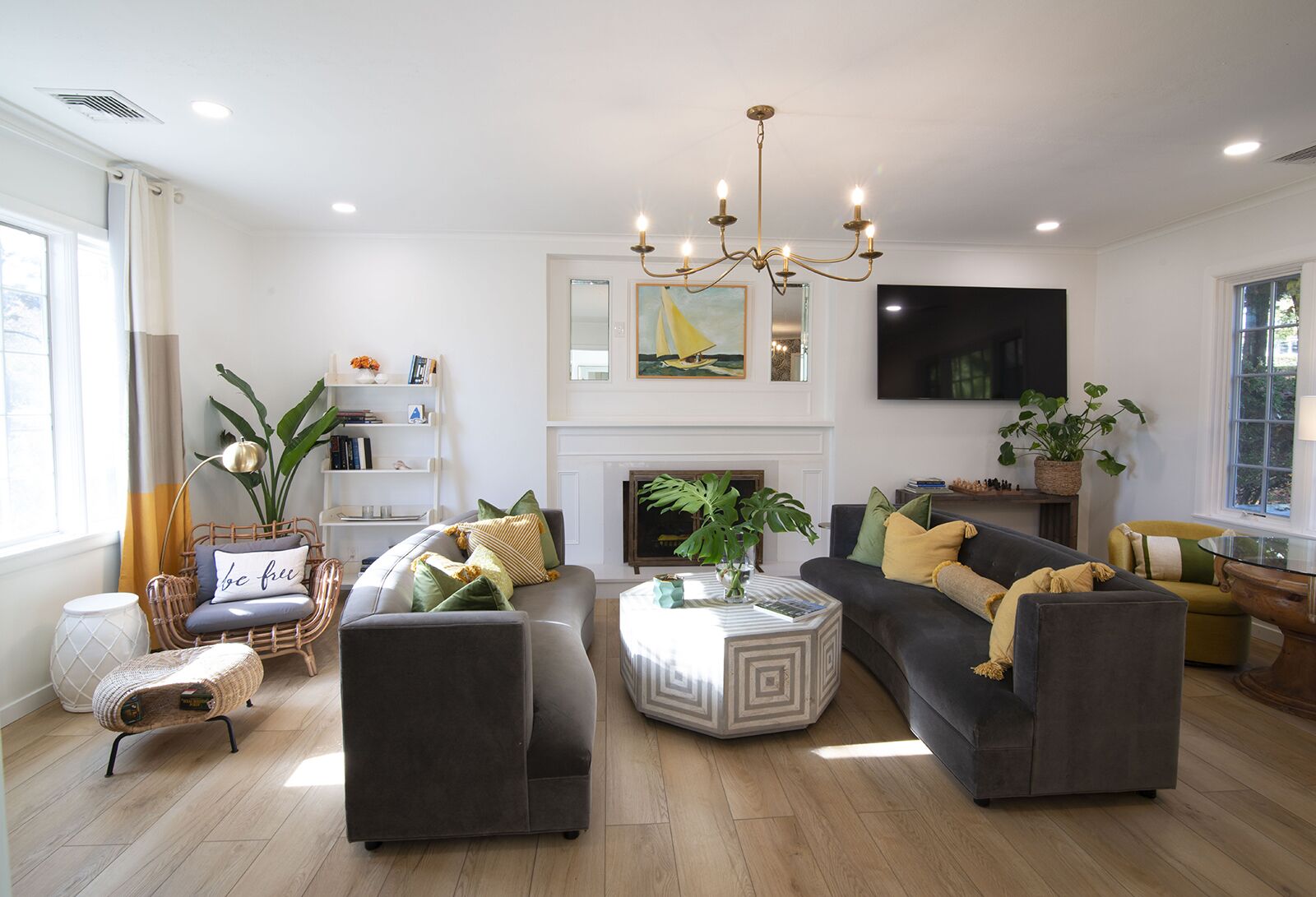 Smart TV, fireplace