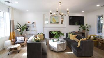 Smart TV, fireplace