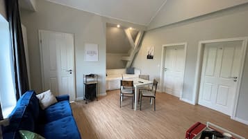 Tabla de planchar con plancha, wifi gratis y ropa de cama