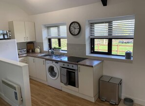 Cottage, 1 Queen Bed | Private kitchen