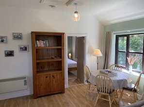 Cottage, 1 Queen Bed | Dining