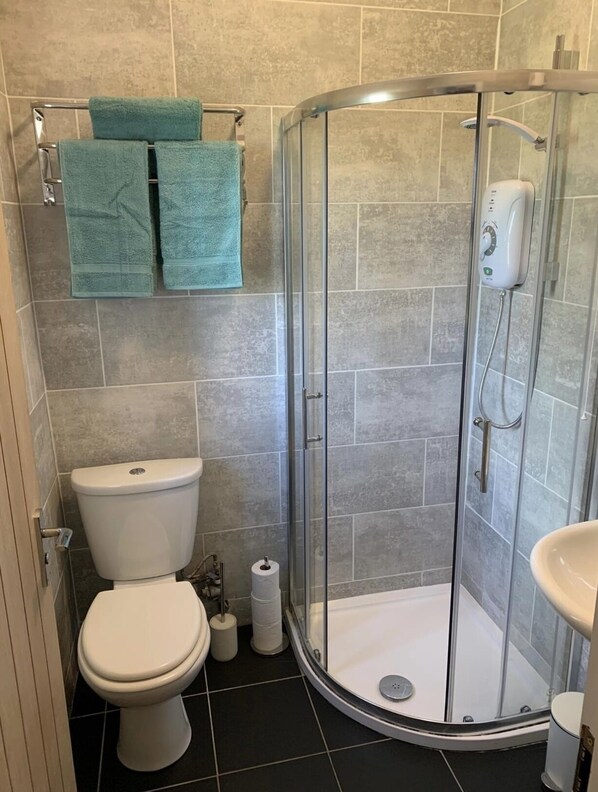 Cottage, 1 Queen Bed | Bathroom | Shower, hair dryer, towels