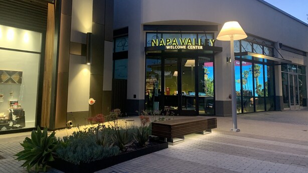 Un edificio moderno con un cartel que dice "NAPA VALLEY WELCOME CENTER".
