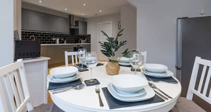 Charming 3-bed House in Newcastle Upon Tyne