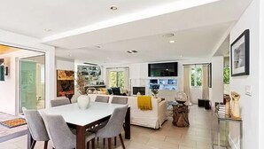 Dining - Captivating 6-bed House in Marina del Rey (Marina del Rey)
